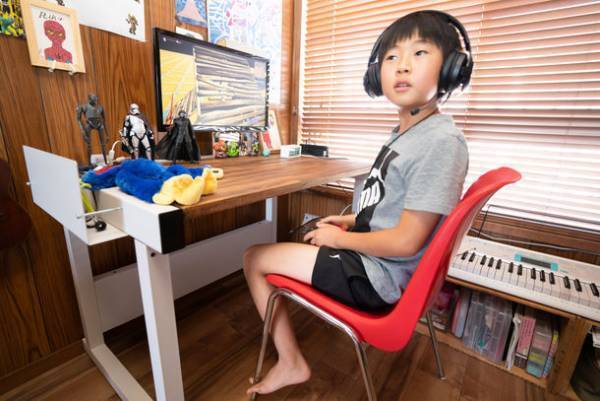 正しい姿勢で長く使える子ども向け学習机「多機能フレームデスク」を10月12日より販売