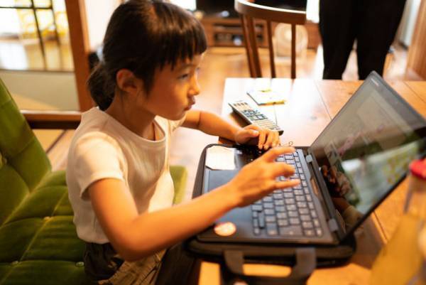 正しい姿勢で長く使える子ども向け学習机「多機能フレームデスク」を10月12日より販売