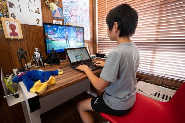 正しい姿勢で長く使える子ども向け学習机「多機能フレームデスク」を10月12日より販売