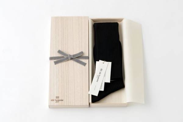 世界から集めた上質な素材で人気の靴下ブランド「ide homme」の顔、ピュアカシミヤ100％ロングホーズに「杢グレー」が登場