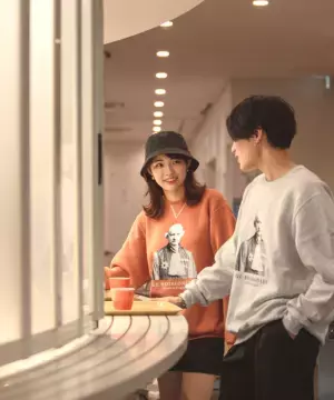 法政大学とZOZOTOWNが企画・製作したコラボスウェット　10月21日(金)から販売開始　「Russell Athletic」のスウェットを使用した2型・各2色を展開