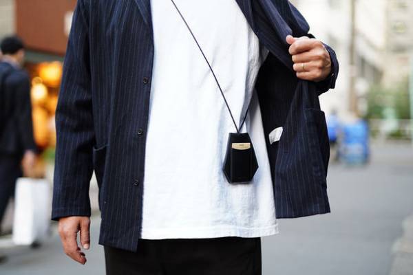 車の外出「これひとつ」！“首から下げる”スタイリッシュな車専用キーケース「スマートキー・クロシェット」10月31日まで先行予約受付