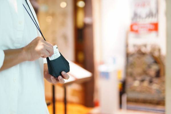 車の外出「これひとつ」！“首から下げる”スタイリッシュな車専用キーケース「スマートキー・クロシェット」10月31日まで先行予約受付