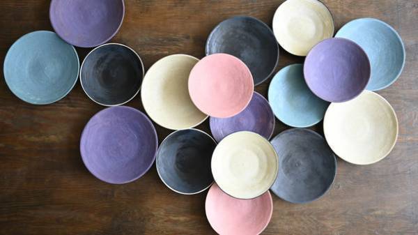 北海道の自然の色を作品に落とし込む陶芸家 杉田真紀による個展、代官山シソンギャラリーにて11/10～19開催