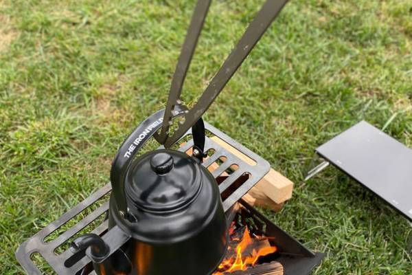 造船の加工技術を活かしたアウトドアブランドからミリタリーカラーのタキビバサミが10月28日より発売