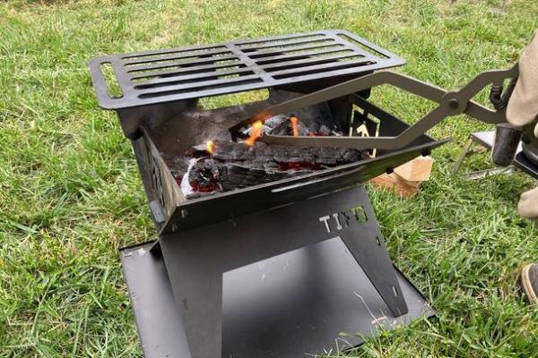 造船の加工技術を活かしたアウトドアブランドからミリタリーカラーのタキビバサミが10月28日より発売