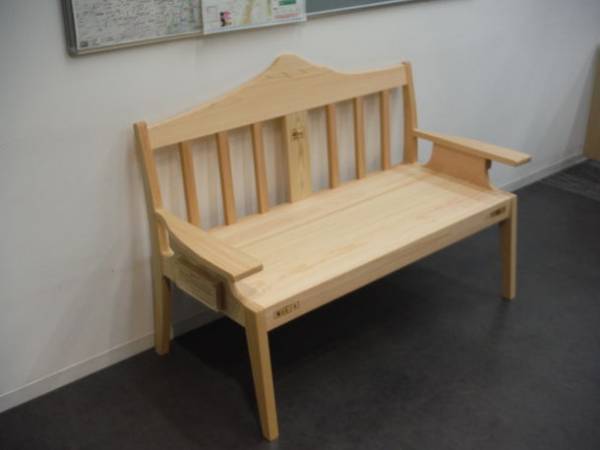 富士山のふもと富士市からダイヤモンド富士の名所へ！「富士ヒノキ製 富士山ベンチ」を東京都足立区に寄贈