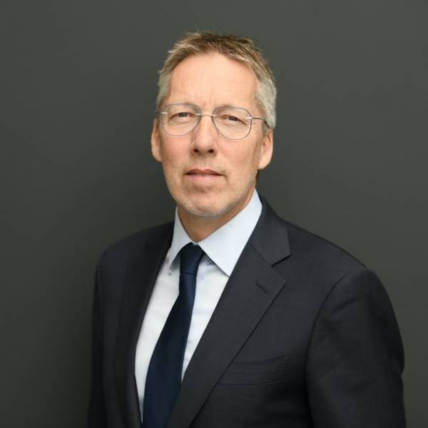 赤いLAユリの新品種の命名式が10月28日に開催　プロサッカー選手 小野伸二選手を称え「Shinji Ono」と命名！