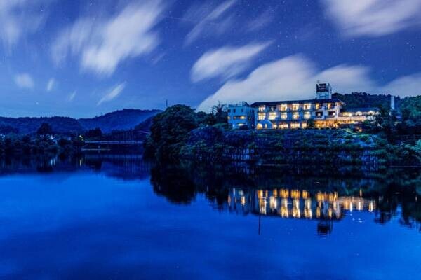 千葉県奥房総の老舗旅館「亀山温泉ホテル」が亀山湖紅葉狩りクルーズパックを販売開始！