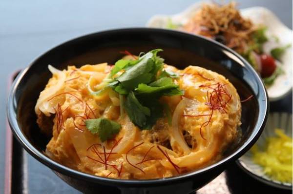 千葉県奥房総の老舗旅館「亀山温泉ホテル」が亀山湖紅葉狩りクルーズパックを販売開始！