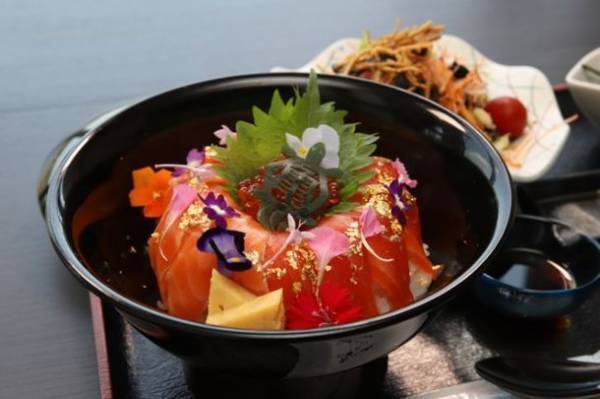 千葉県奥房総の老舗旅館「亀山温泉ホテル」が亀山湖紅葉狩りクルーズパックを販売開始！