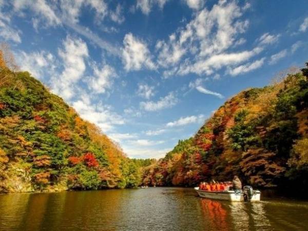千葉県奥房総の老舗旅館「亀山温泉ホテル」が亀山湖紅葉狩りクルーズパックを販売開始！