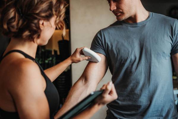 “日本初”皮下脂肪や筋肉の厚みをミリ単位でかんたん計測できる「小型デバイス」が11月1日より最大30％OFFにて先行予約開始！