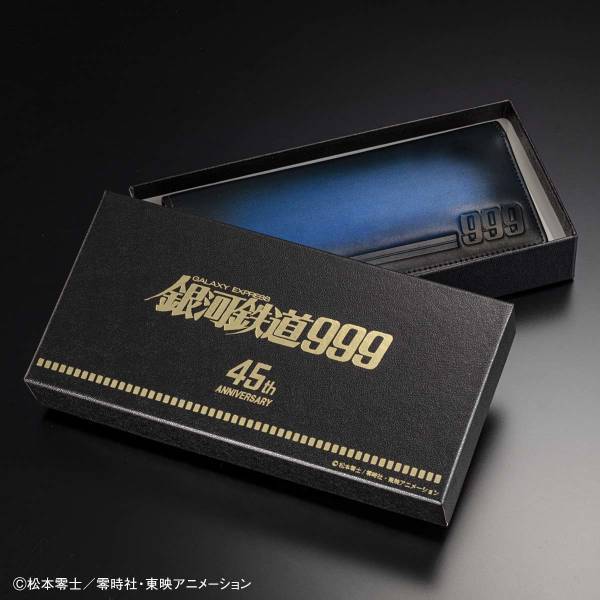 開くたび、憂いを帯びた表情の美しいメーテルが現れる……『銀河鉄道999』45周年を記念して紺碧の宇宙をイメージしたグラデーションレザーの長財布が登場！