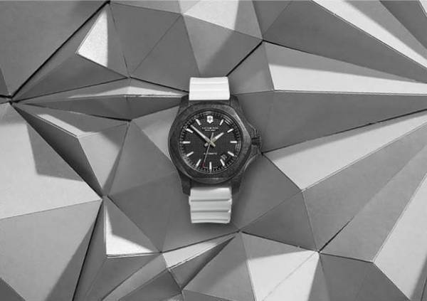 シャープなカラーコンビネーションが新鮮　I.N.O.X. CARBON MECHANICAL JAPAN EXCLUSIVE 11月4日発売