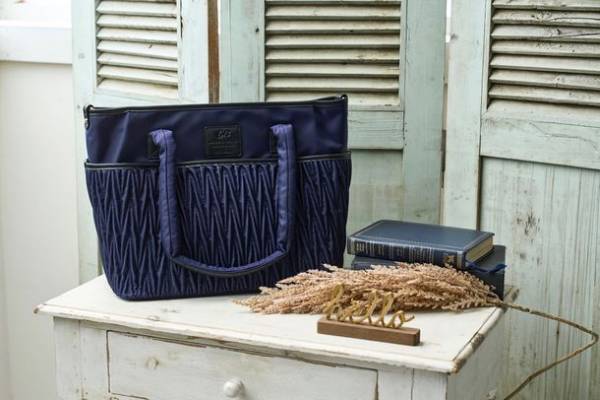 “ベビーカー移動を楽にする”をコンセプトにした「巾着ショルダーバッグ付き 2個持ち解消トート」を11月2日(水)より発売開始！