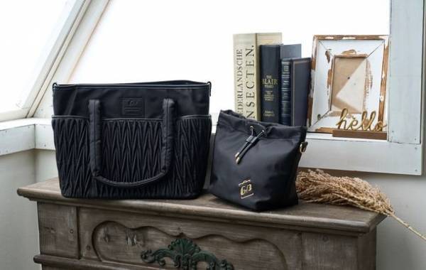 “ベビーカー移動を楽にする”をコンセプトにした「巾着ショルダーバッグ付き 2個持ち解消トート」を11月2日(水)より発売開始！