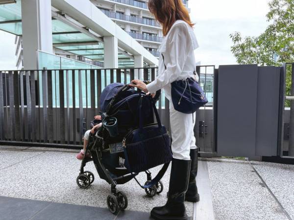 “ベビーカー移動を楽にする”をコンセプトにした「巾着ショルダーバッグ付き 2個持ち解消トート」を11月2日(水)より発売開始！