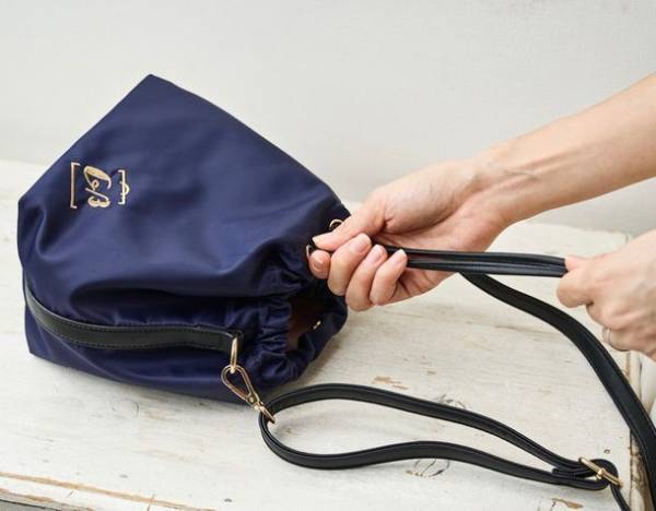 “ベビーカー移動を楽にする”をコンセプトにした「巾着ショルダーバッグ付き 2個持ち解消トート」を11月2日(水)より発売開始！