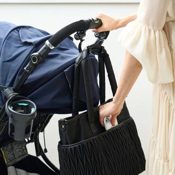 “ベビーカー移動を楽にする”をコンセプトにした「巾着ショルダーバッグ付き 2個持ち解消トート」を11月2日(水)より発売開始！