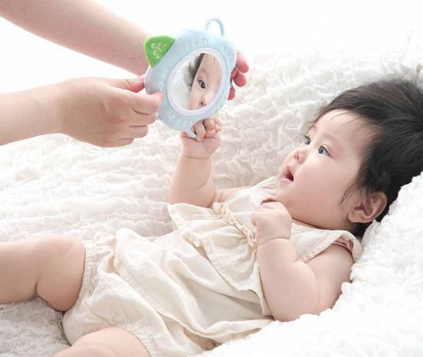 クリスマスギフトにも！赤ちゃんの好奇心を刺激するお花がモチーフの布製ソフトミラー「わっかミラー」に新柄4種登場！