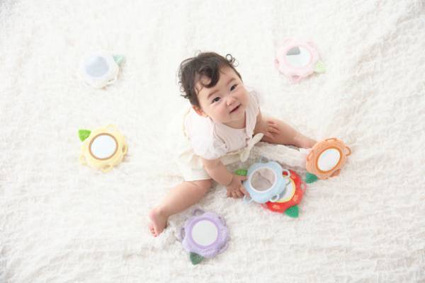 クリスマスギフトにも！赤ちゃんの好奇心を刺激するお花がモチーフの布製ソフトミラー「わっかミラー」に新柄4種登場！