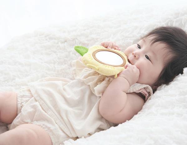 クリスマスギフトにも！赤ちゃんの好奇心を刺激するお花がモチーフの布製ソフトミラー「わっかミラー」に新柄4種登場！