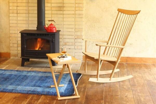 飛騨高山の木工房 オークヴィレッジが新作の椅子「Mori:toロッキングチェア」を11月1日に発売