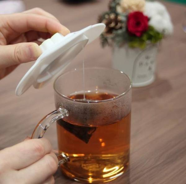 ティーバッグの紐を引っ掛けられる、取っ手付きシリコーン製マグカップカバーが11月1日発売