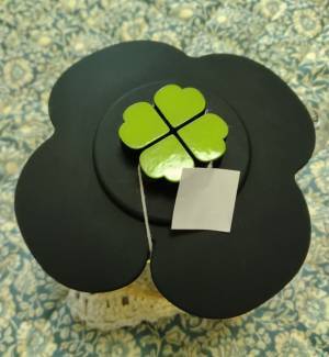 ティーバッグの紐を引っ掛けられる、取っ手付きシリコーン製マグカップカバーが11月1日発売