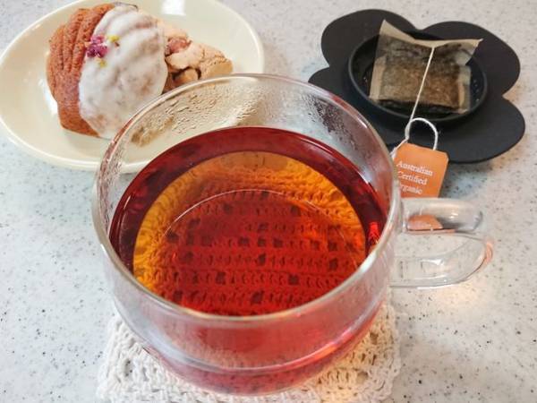 ティーバッグの紐を引っ掛けられる、取っ手付きシリコーン製マグカップカバーが11月1日発売