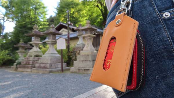 大切なお守りをマモッテミセル(守って魅せる)！おしゃれに携帯できる「お守りポケット」を11/1より販売開始