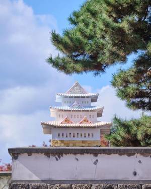 高さ3m！高崎城址に渡辺おさむ作のお菓子の天守閣が出現！「アートプロジェクト高崎2022」11/30まで開催