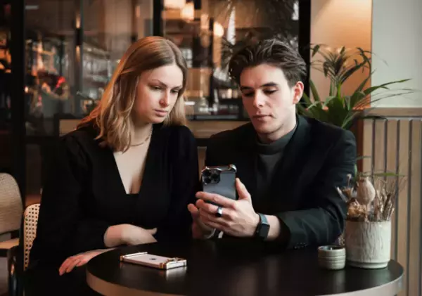 ほぼ裸でiPhone14/13シリーズを持ち歩く！新発想耐衝撃スマホプロテクターArc PulseがMakuakeで目標3972％達成！