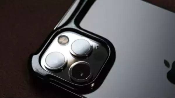 ほぼ裸でiPhone14/13シリーズを持ち歩く！新発想耐衝撃スマホプロテクターArc PulseがMakuakeで目標3972％達成！