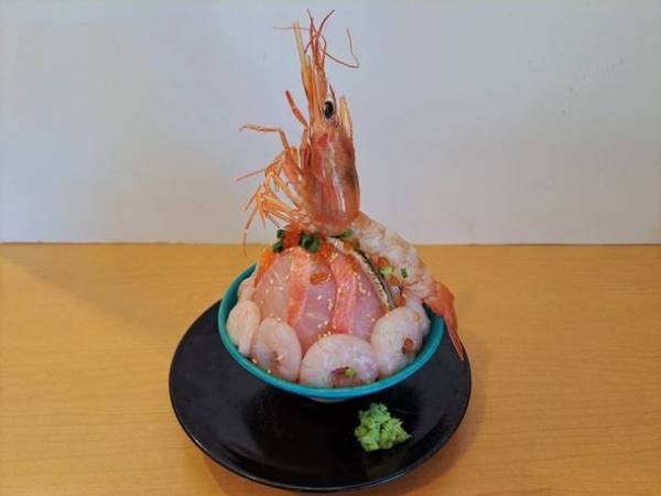 赤海老がそそり立つ圧倒的ビジュアルの海鮮丼『静岡頂上丼～メギス・本海老・富士山サーモン～』が静岡県の旅行と食に関するコンテストにて準グランプリを受賞