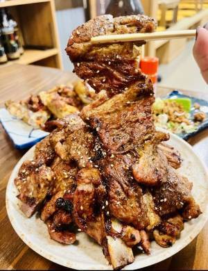 元プロサッカー選手がもてなす究極の骨付きカルビ！名古屋市千種駅前で大流行中のお店が、忘年会シーズンに向けてキャンペーン始動！