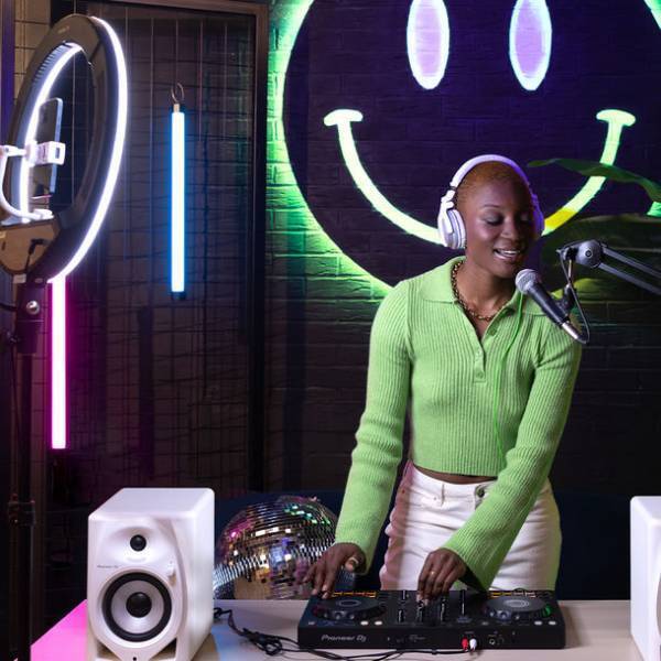 これからDJをはじめる方に最適な2ch DJコントローラー　プロフェッショナル仕様のレイアウトを引継ぎながら、親しみやすいシンプルなデザインを採用した「DDJ-FLX4」が登場