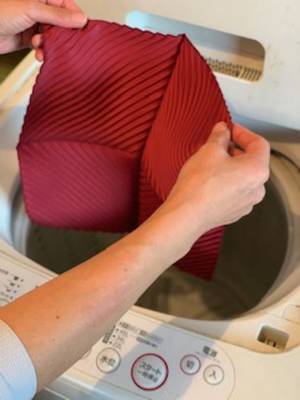 日本初※！洗ってもプリーツ加工が取れないポケットチーフ！？オザキプリーツから特許技術を使ったポケットチーフ「ポケットプリーツ」全5色を発売