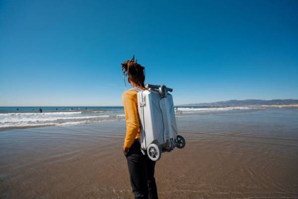 移動が楽しい！ビジネス、全国旅行支援にも大活躍！キックスケーター付きバックパックが日本初上陸！Makuakeにて11月4日(金)より販売開始で目標金額達成！