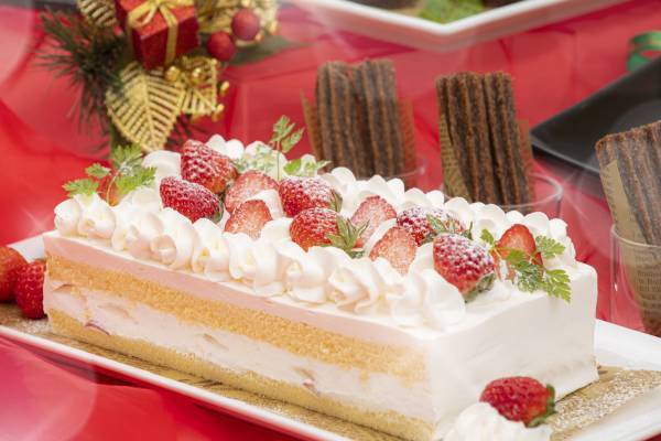 ホテル京阪 京橋 グランデレストラン「ロレーヌ」で楽しむクリスマスメニュー～スイーツビュッフェとディナー ハーフビュッフェ～