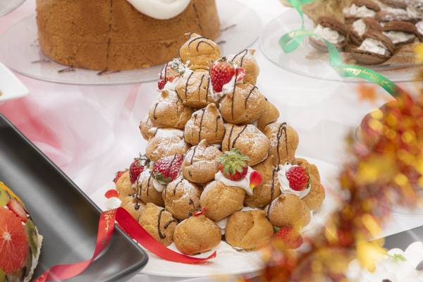 ホテル京阪 京橋 グランデレストラン「ロレーヌ」で楽しむクリスマスメニュー～スイーツビュッフェとディナー ハーフビュッフェ～