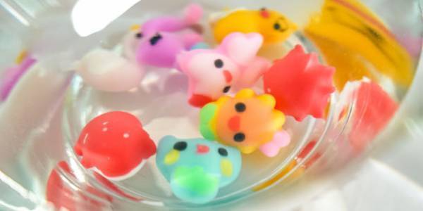 子どものクリスマスプレゼント向けに新シリーズが登場　水を使って化学反応が学べる【ぷにょぷにょアクアリウム】が11月上旬発売