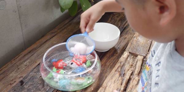 子どものクリスマスプレゼント向けに新シリーズが登場　水を使って化学反応が学べる【ぷにょぷにょアクアリウム】が11月上旬発売