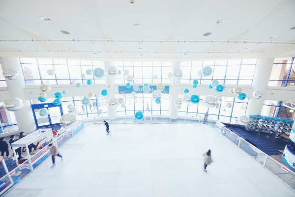 【アクアシティお台場 冬のイベント情報】“氷じゃない！？” キラキラ空間に囲まれたサステナブルなアイススケートリンク「Brilliant Winter Rink」開催