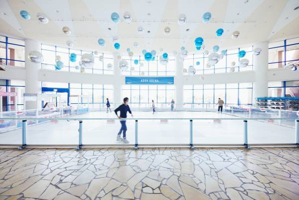【アクアシティお台場 冬のイベント情報】“氷じゃない！？” キラキラ空間に囲まれたサステナブルなアイススケートリンク「Brilliant Winter Rink」開催