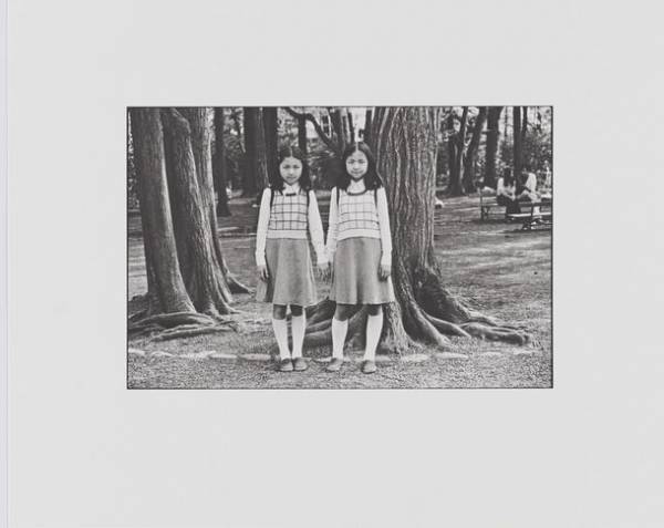 早世の写真家・牛腸茂雄のコロタイプ・ミニポートフォリオを便利堂より発売！11/13まで渋谷パルコで展覧会開催中