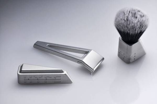 人間工学に基づいたデザイン　2本のアームをグリップする一枚刃カミソリ“HYPE Razor”が支援金400万円を達成