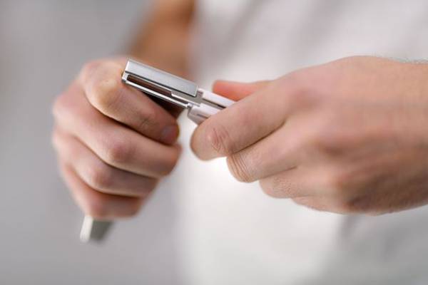 人間工学に基づいたデザイン　2本のアームをグリップする一枚刃カミソリ“HYPE Razor”が支援金400万円を達成