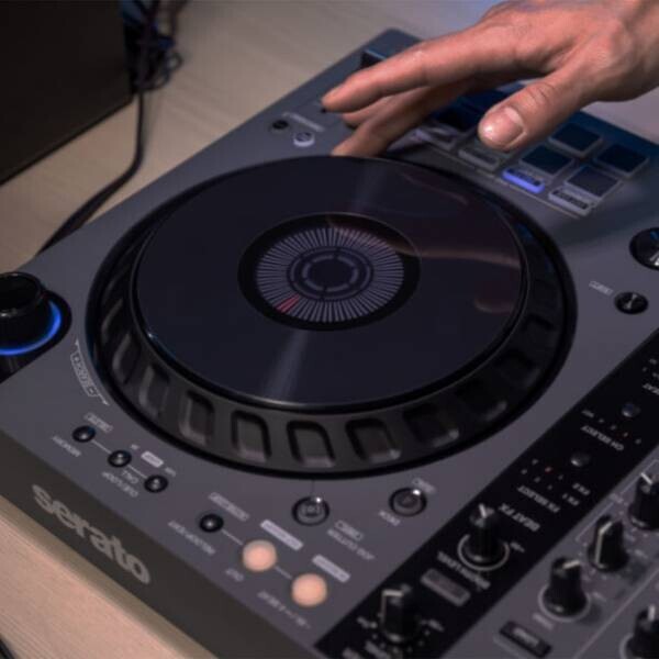 新たに「VirtualDJ」に対応、スタイリッシュなグラファイトカラーを採用した4ch DJコントローラー「DDJ-FLX6-GT」が登場